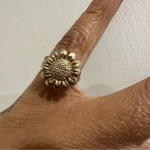 925 Sterling silver Sunflower ring

Size:5
